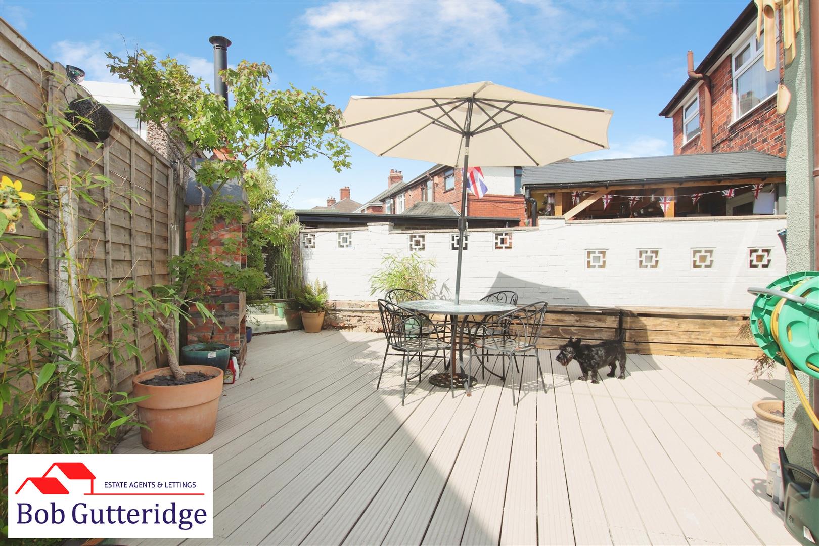 ENCLOSED REAR GARDEN